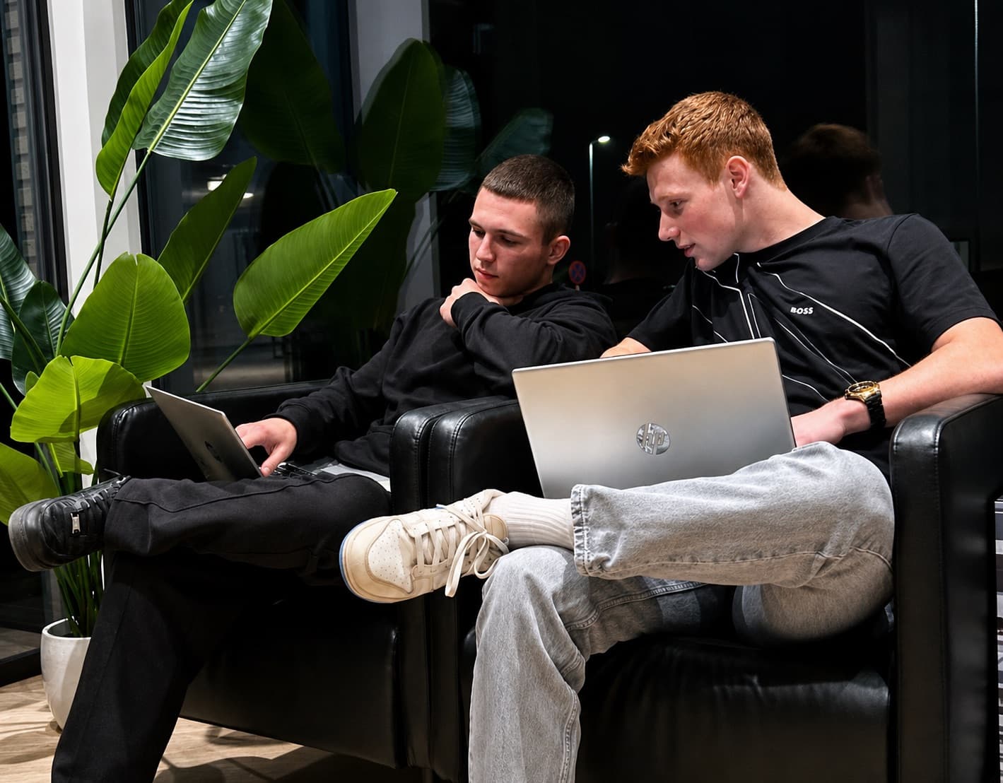 Artjom Deyev en Tijs Peetermans werken ’s avonds samen aan hun laptops
