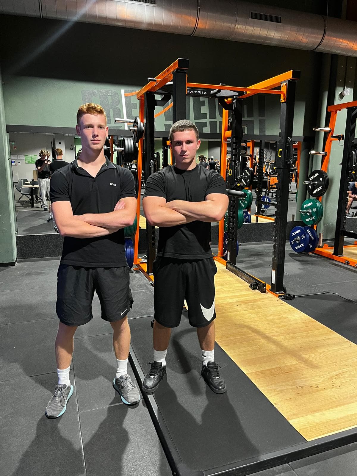 Artjom Deyev en Tijs Peetermans naast elkaar in de sportschool