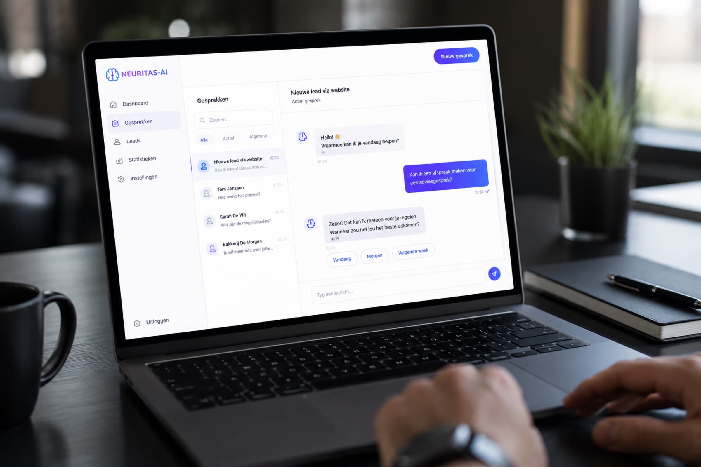 Chatgesprek van Neuritas AI op een laptop, met de leadlijst ernaast